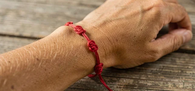Découvrez la signification profonde du bracelet fil rouge à 7 nœuds et ses bienfaits Découvrez la signification profonde du bracelet fil rouge à 7 nœuds et ses bienfaits